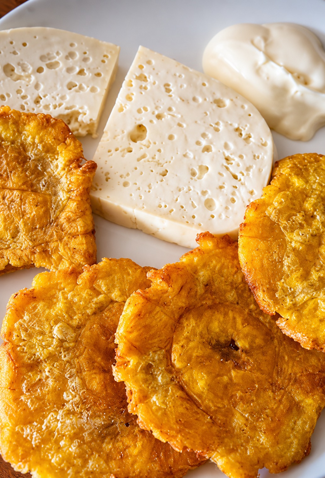 Patacones con queso o salchichón