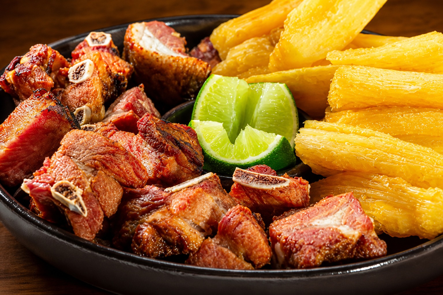 Chicharrón costeño con yuca